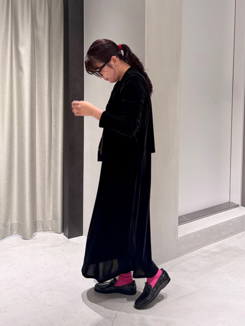 ブラック系のワンピース、ブラック系のカーディガン/ボレロ、ブラック系のハンドバッグを着用したレディースの夏コーディネートの3枚目の写真