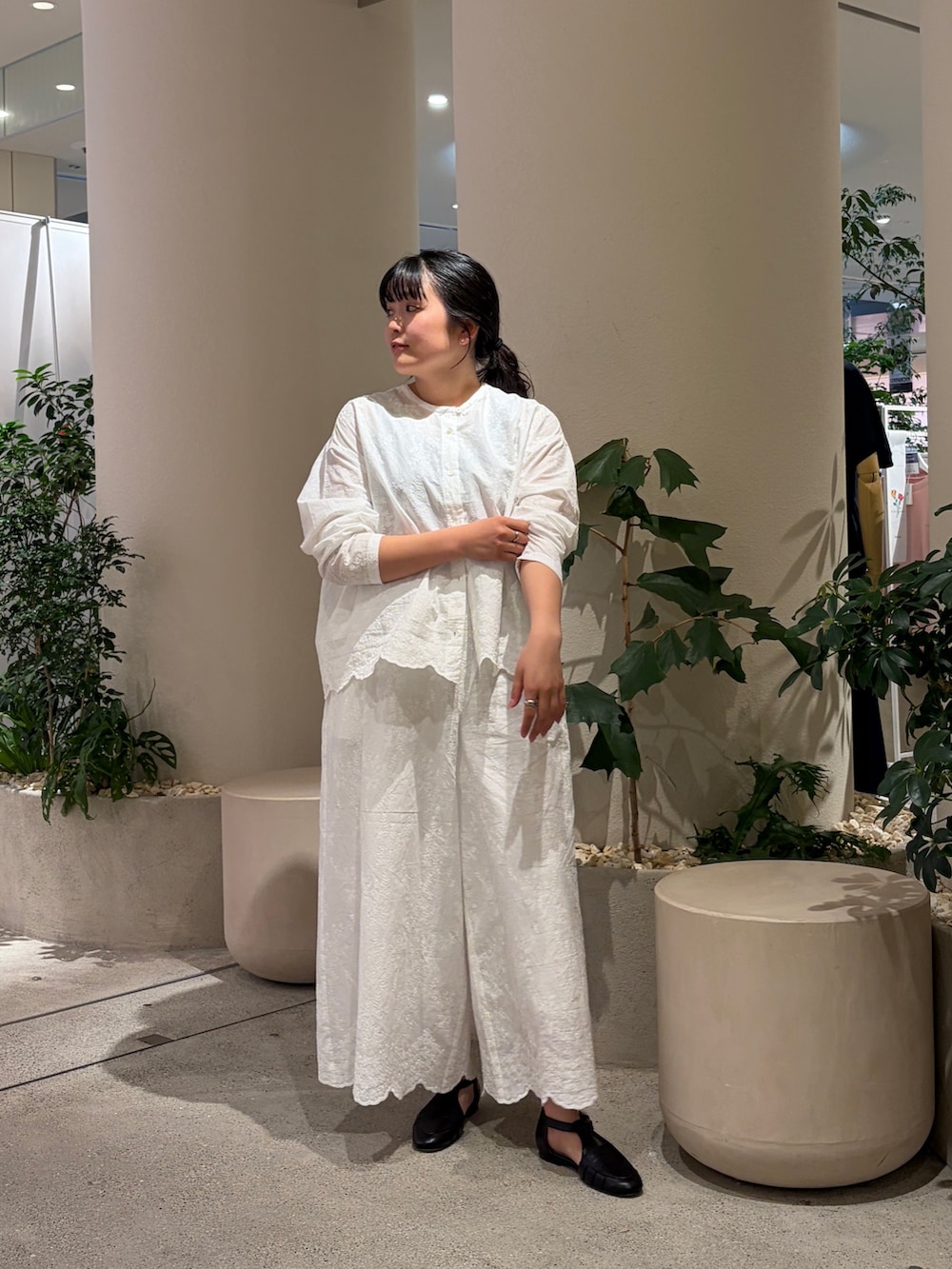 ホワイト系のシャツ/ブラウス、ホワイト系のその他パンツ、ブラック系のサンダルを着用したレディースの春コーディネートの3枚目の写真