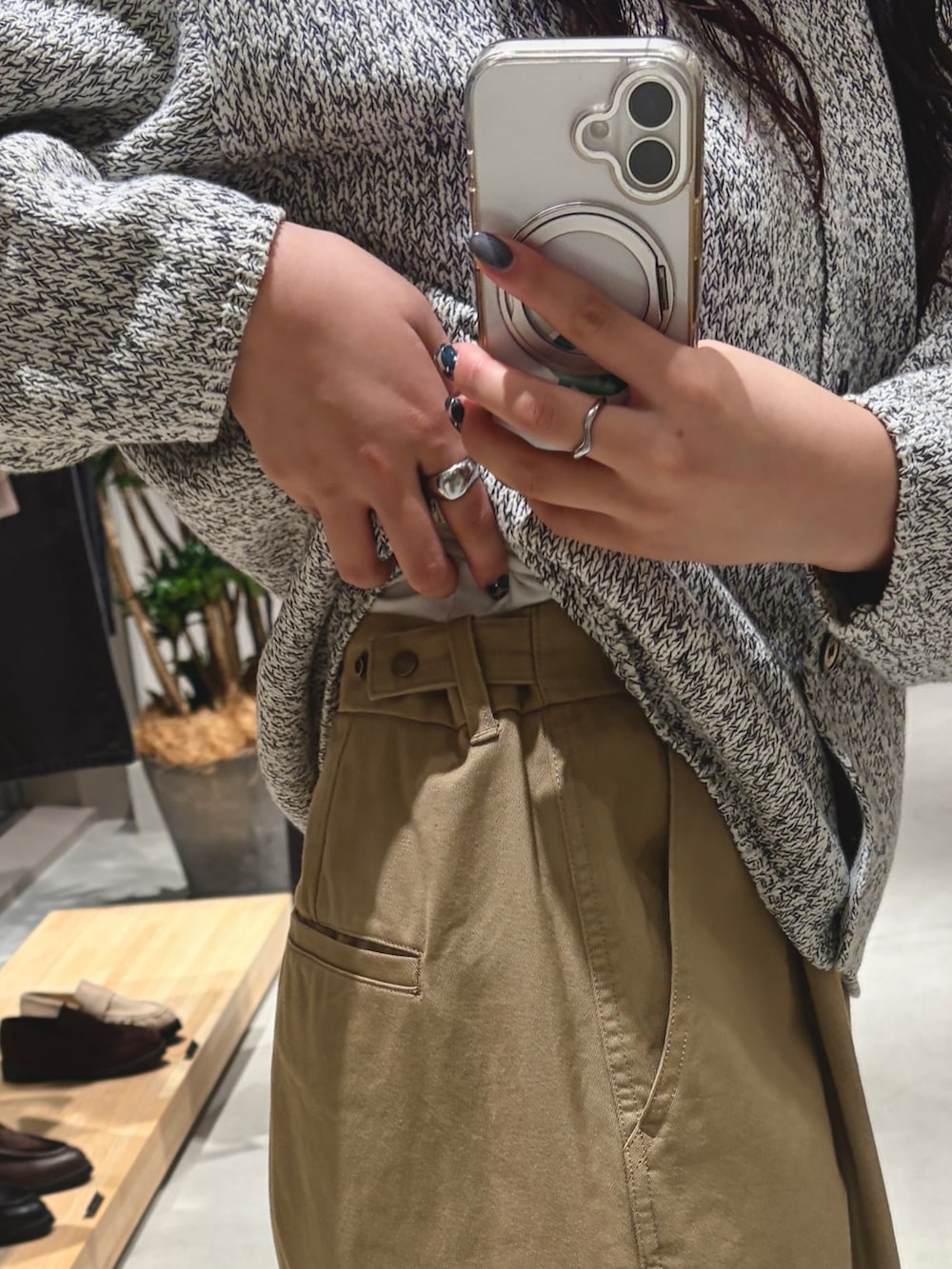 ホワイト系のカーディガン/ボレロ、ベージュ系のその他パンツ、ブラック系のその他シューズを着用したレディースの秋コーディネートの6枚目の写真