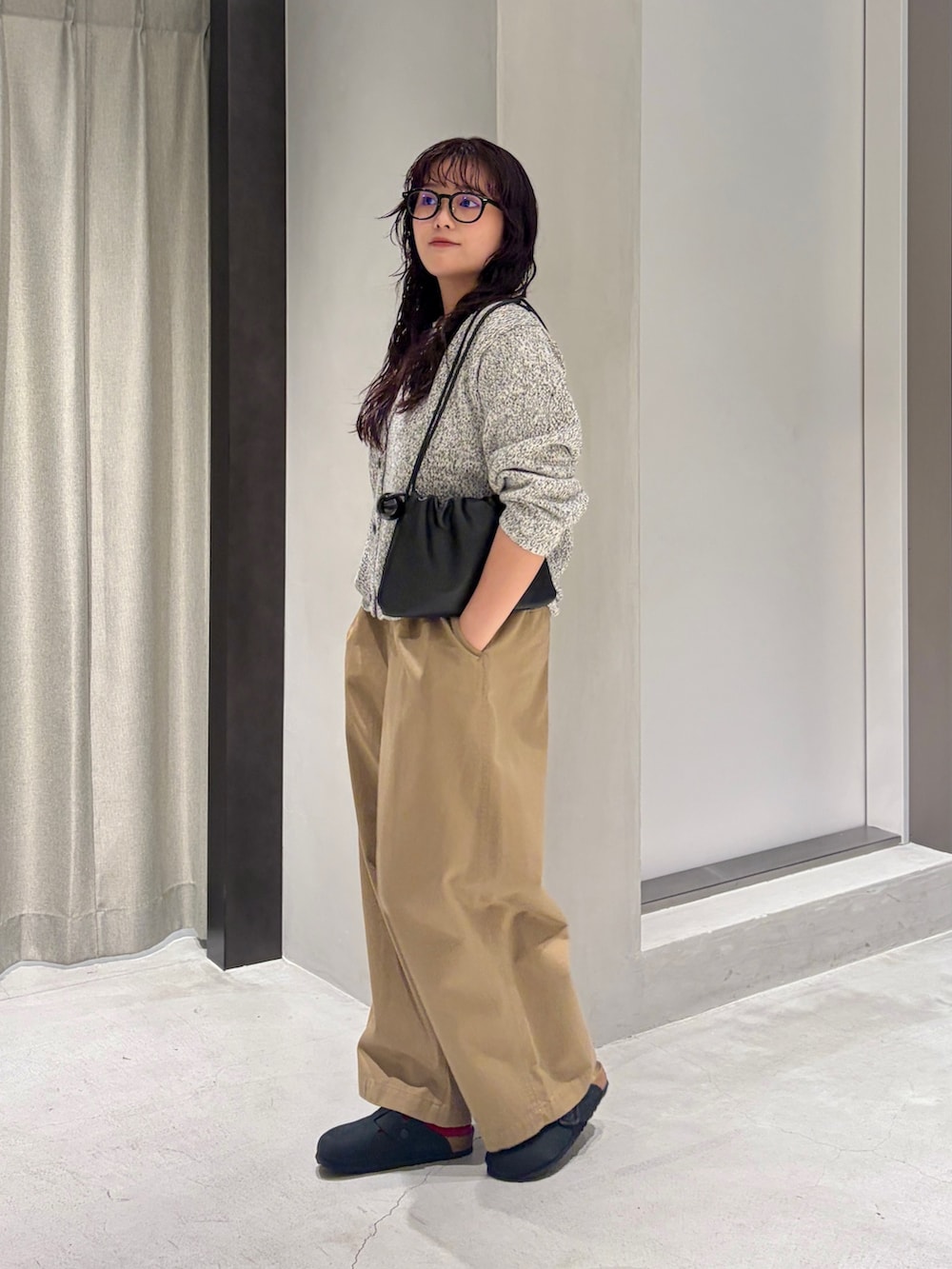 ホワイト系のカーディガン/ボレロ、ベージュ系のその他パンツ、ブラック系のその他シューズを着用したレディースの秋コーディネートの2枚目の写真