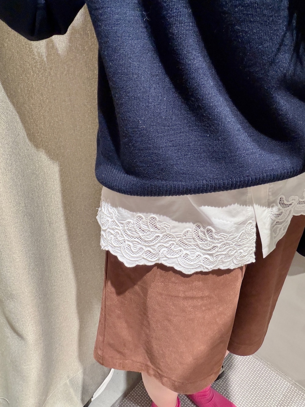 ホワイト系のシャツ/ブラウス、ブルー系のニット/セーター、ブラック系のハンドバッグを着用したレディースの秋コーディネートの5枚目の写真