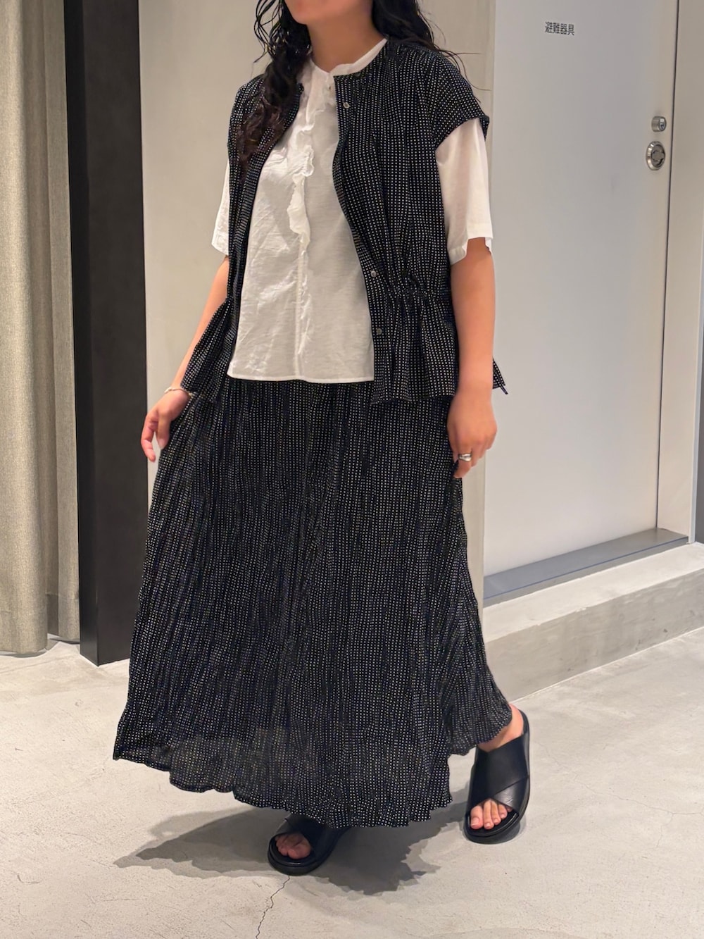 ホワイト系のシャツ/ブラウス、ブラック系のシャツ/ブラウス、ブラック系のスカートを着用したレディースの夏コーディネートの8枚目の写真