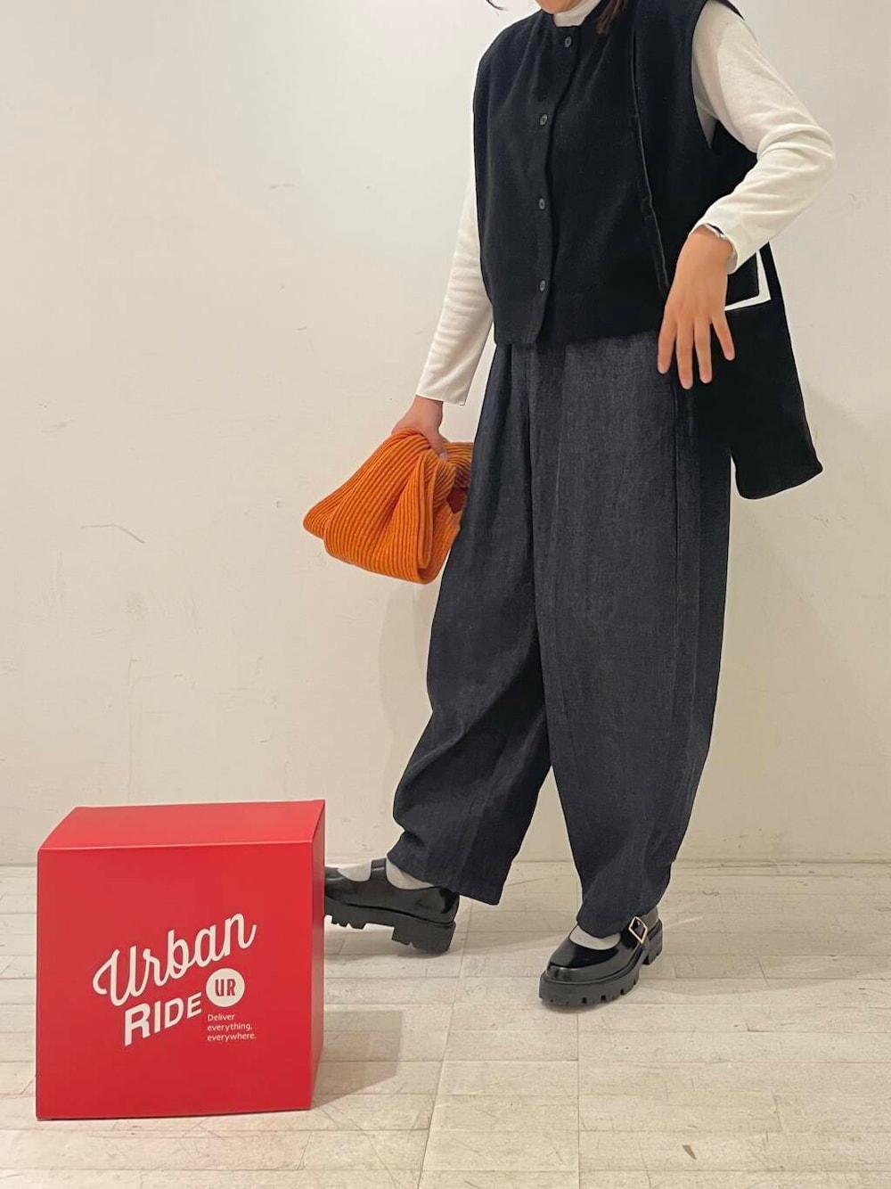 ブルー系のデニムパンツ、ホワイト系のTシャツ/カットソー、ブラック系のその他シューズを着用したレディースの冬コーディネートの5枚目の写真