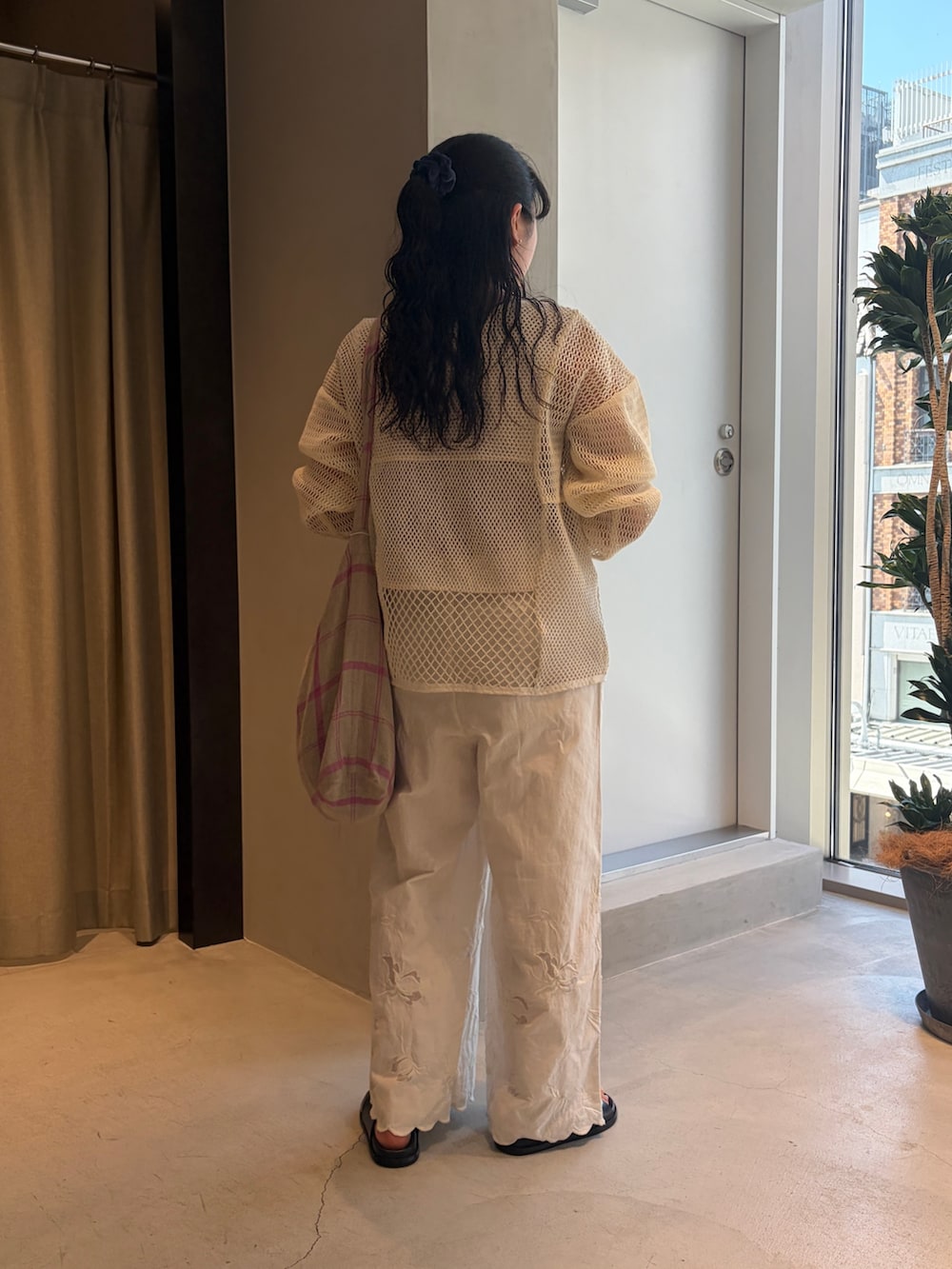 ピンク系のショルダーバッグ、ホワイト系のその他パンツ、ホワイト系のニット/セーターを着用したレディースの春コーディネートの6枚目の写真