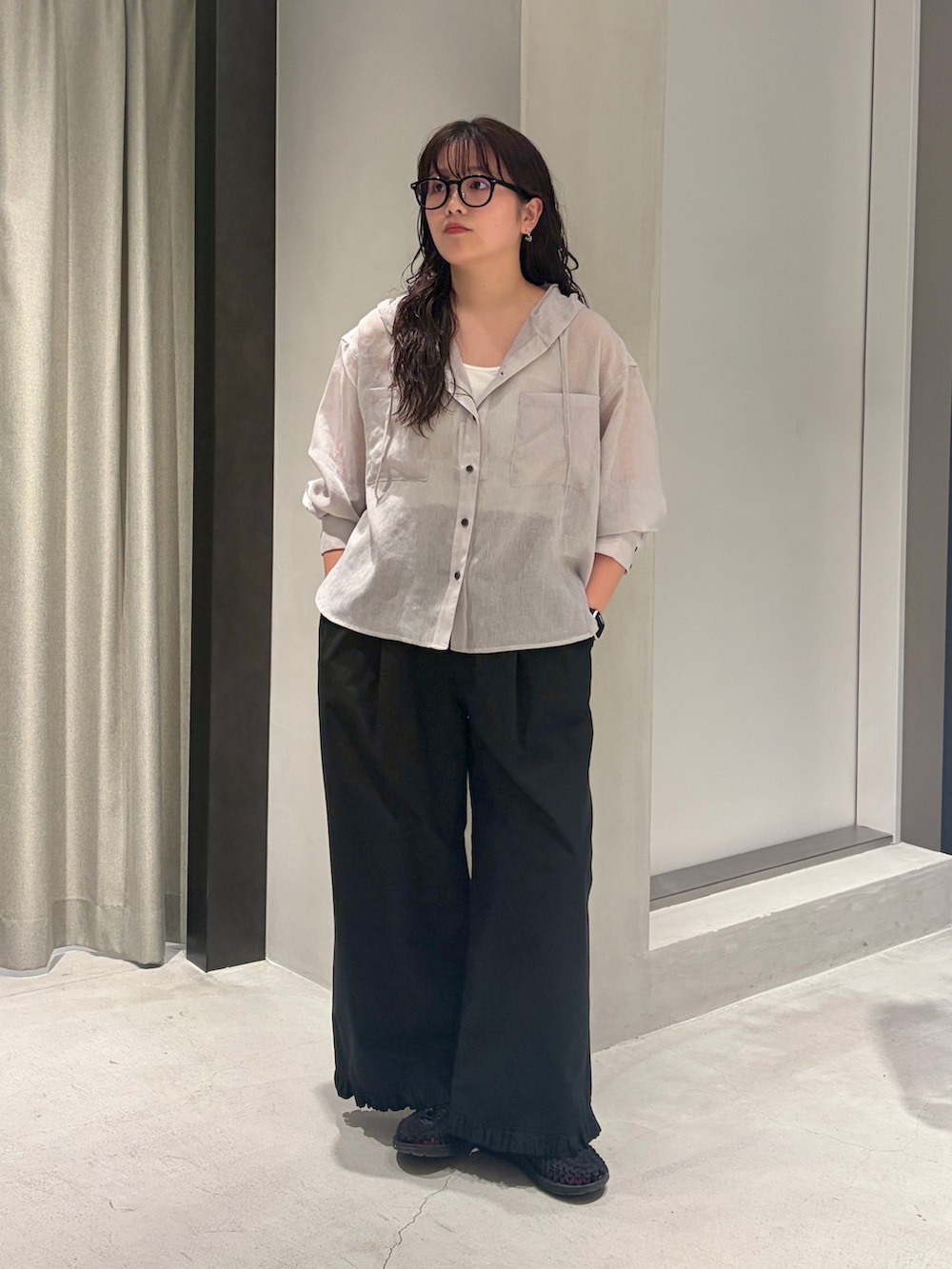 ブラック系のその他パンツ、ブラック系のサンダル、ホワイト系のタンクトップを着用したレディースの夏コーディネートの5枚目の写真