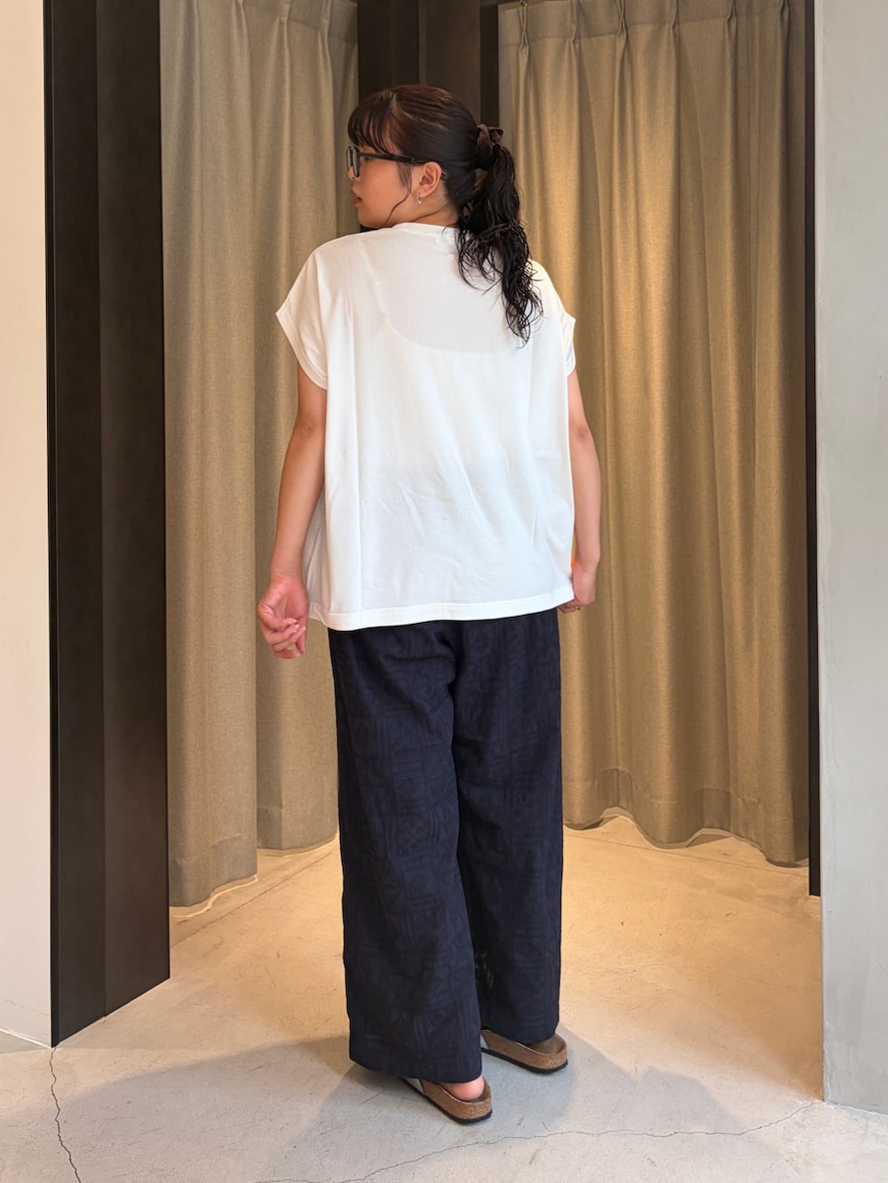 ホワイト系のTシャツ/カットソー、ブルー系のその他パンツ、イエロー系のカーディガン/ボレロを着用したレディースの夏コーディネートの7枚目の写真