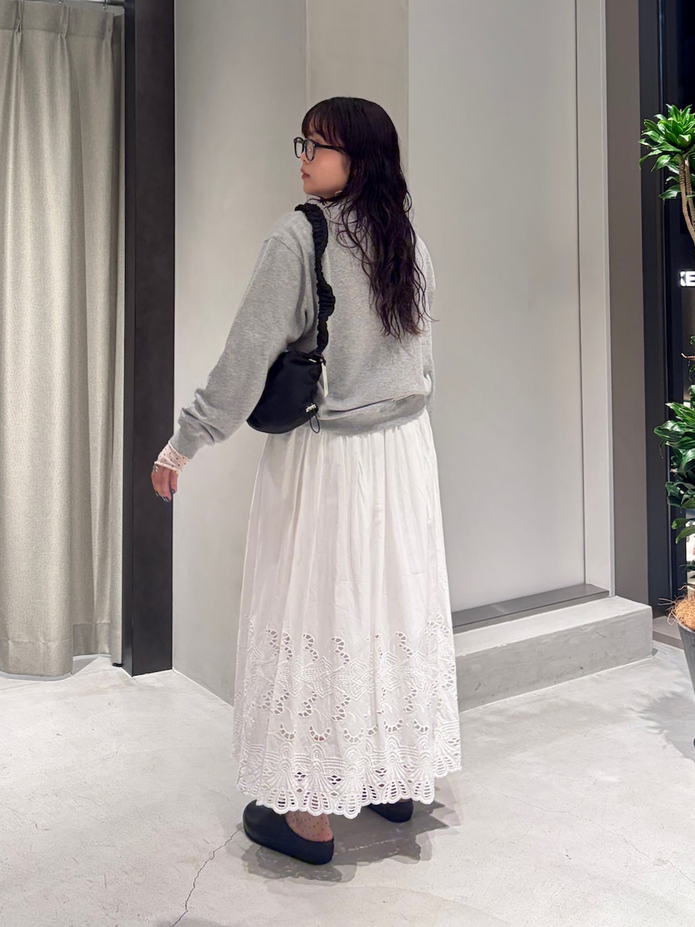 ホワイト系のスカート、その他のTシャツ/カットソー、ブラック系のショルダーバッグを着用したレディースの秋コーディネートの3枚目の写真