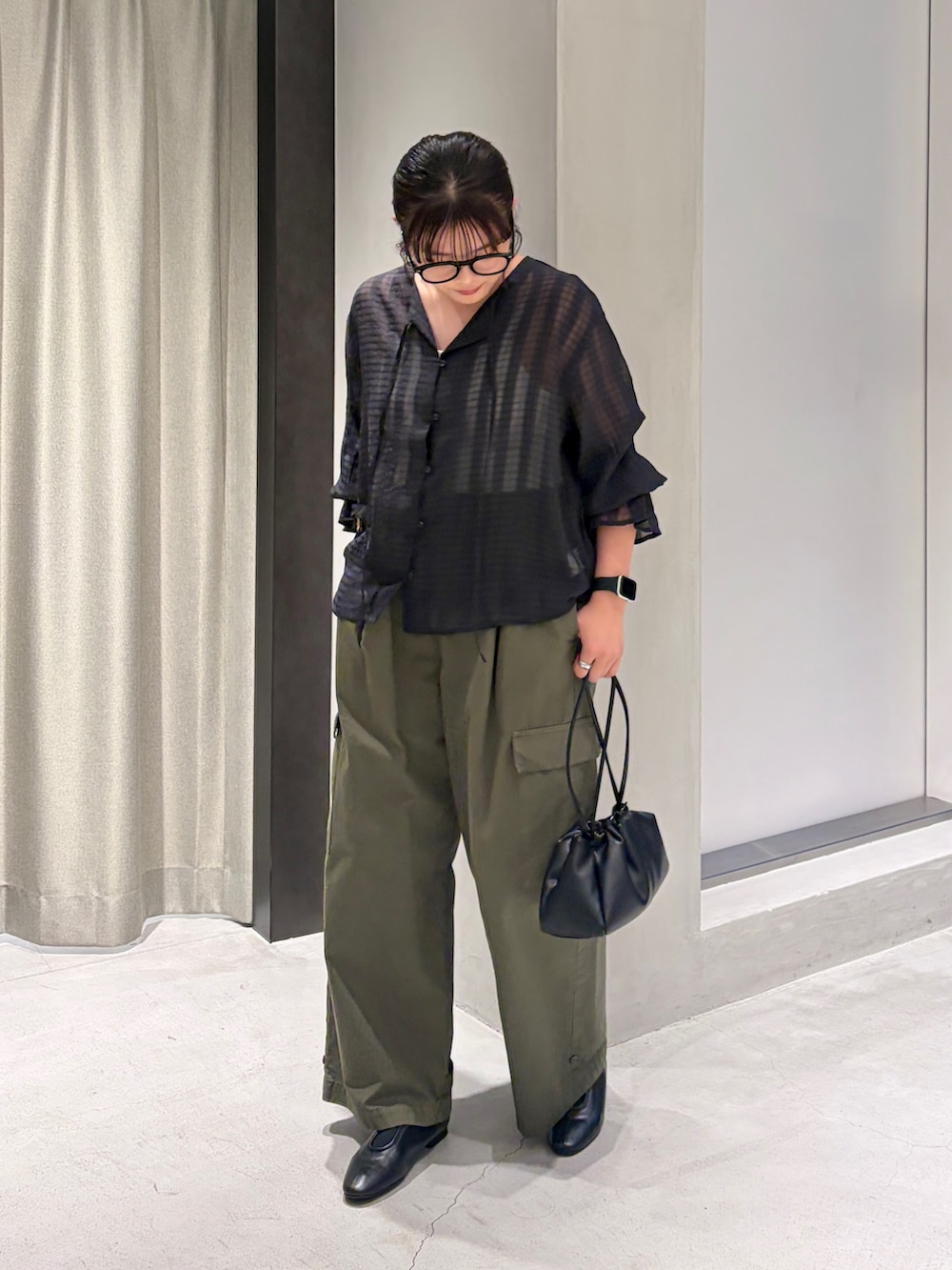 ブラック系のシャツ/ブラウス、グリーン系のその他パンツ、ブラック系のショルダーバッグを着用したレディースの夏コーディネートの2枚目の写真