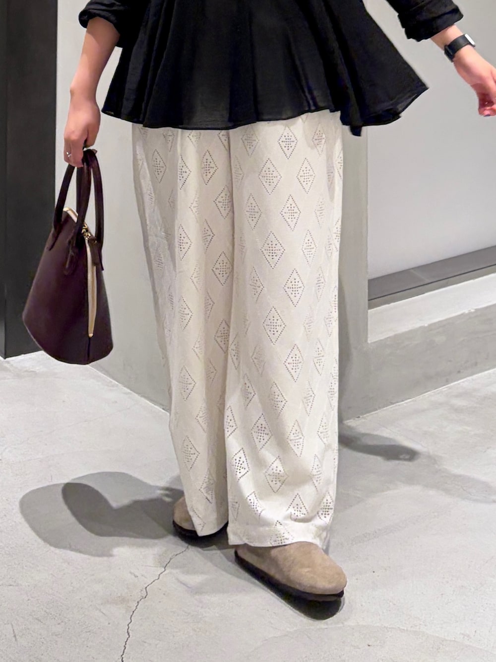ホワイト系のその他パンツ、レッド系のハンドバッグ、ベージュ系のその他シューズを着用したレディースの夏コーディネートの6枚目の写真