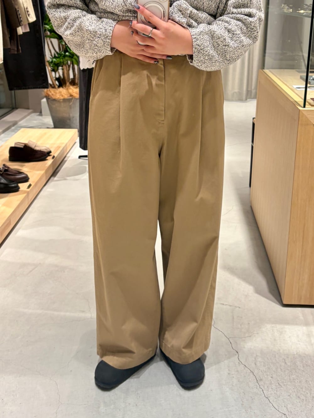 ホワイト系のカーディガン/ボレロ、ベージュ系のその他パンツ、ブラック系のその他シューズを着用したレディースの秋コーディネートの5枚目の写真