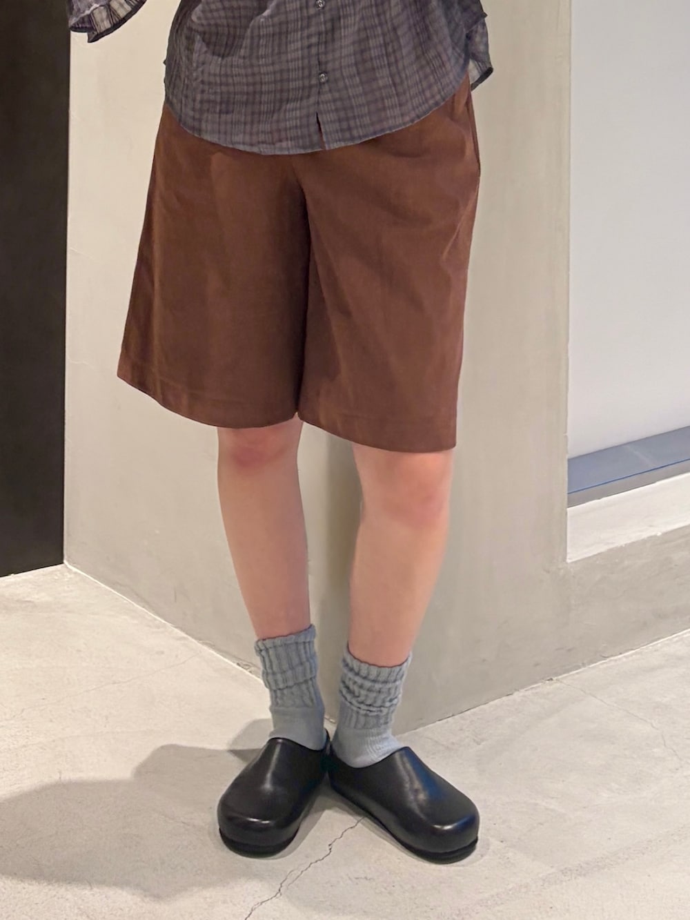 ブルー系のシャツ/ブラウス、ブラック系のハンドバッグ、ブラウン系のその他パンツを着用したレディースの夏コーディネートの6枚目の写真
