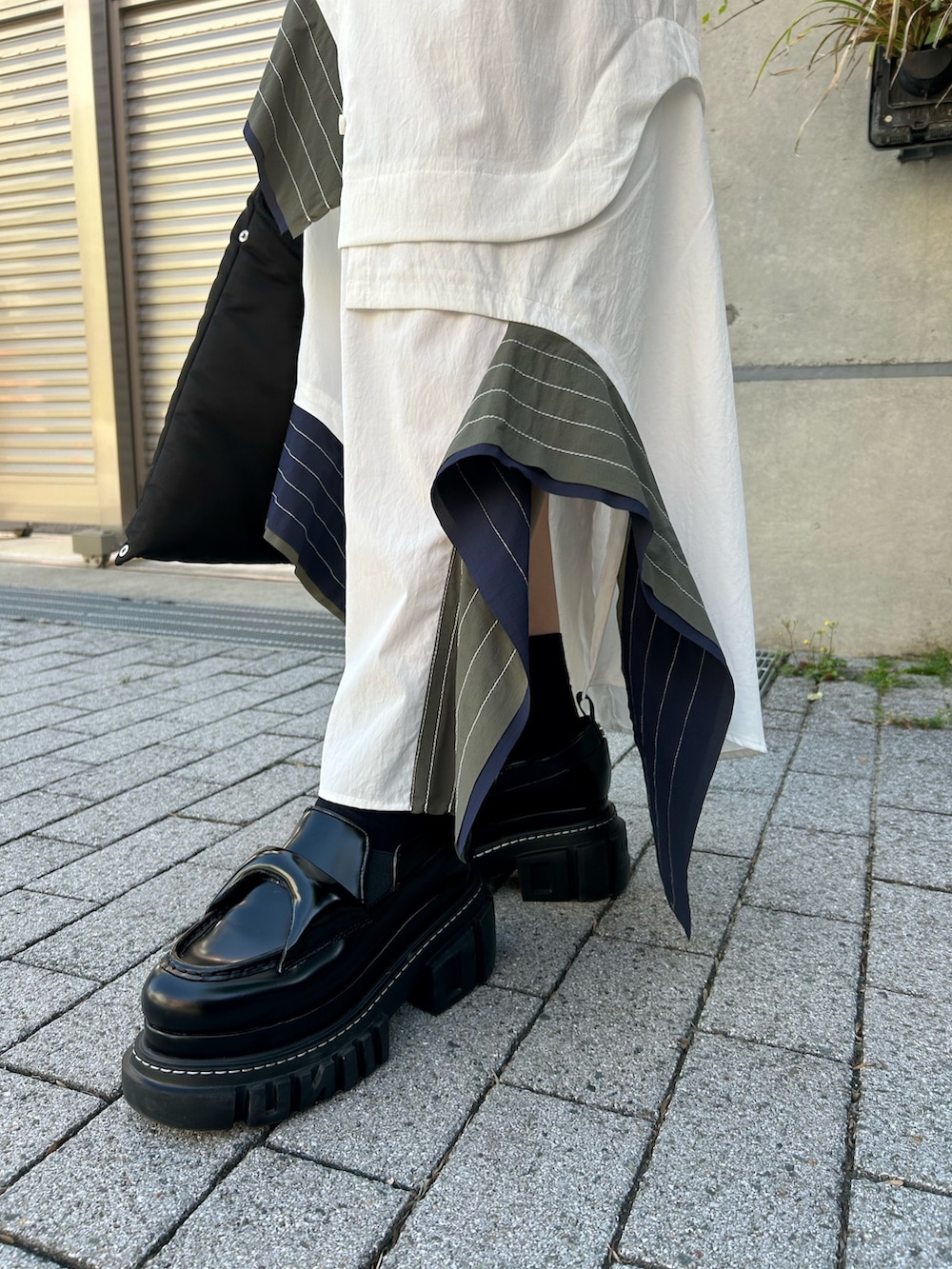 その他のシャツワンピース、ブラック系のカーディガン/ボレロ、ブラック系のローファーを着用したレディースの夏コーディネートの7枚目の写真