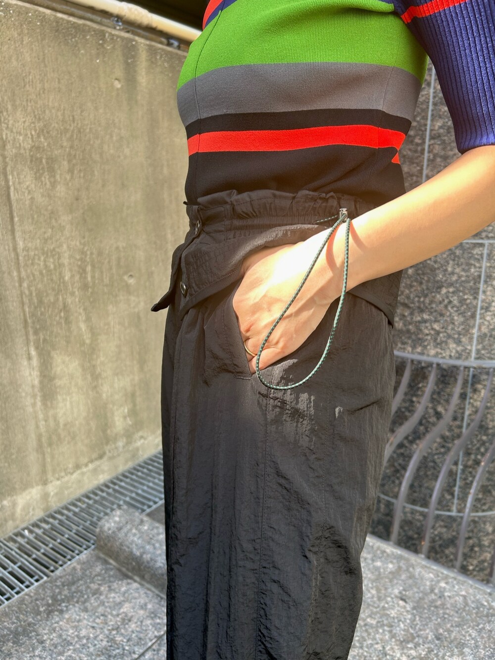 ブラック系のニット/セーター、ブラック系のその他パンツを着用したレディースの夏コーディネートの7枚目の写真