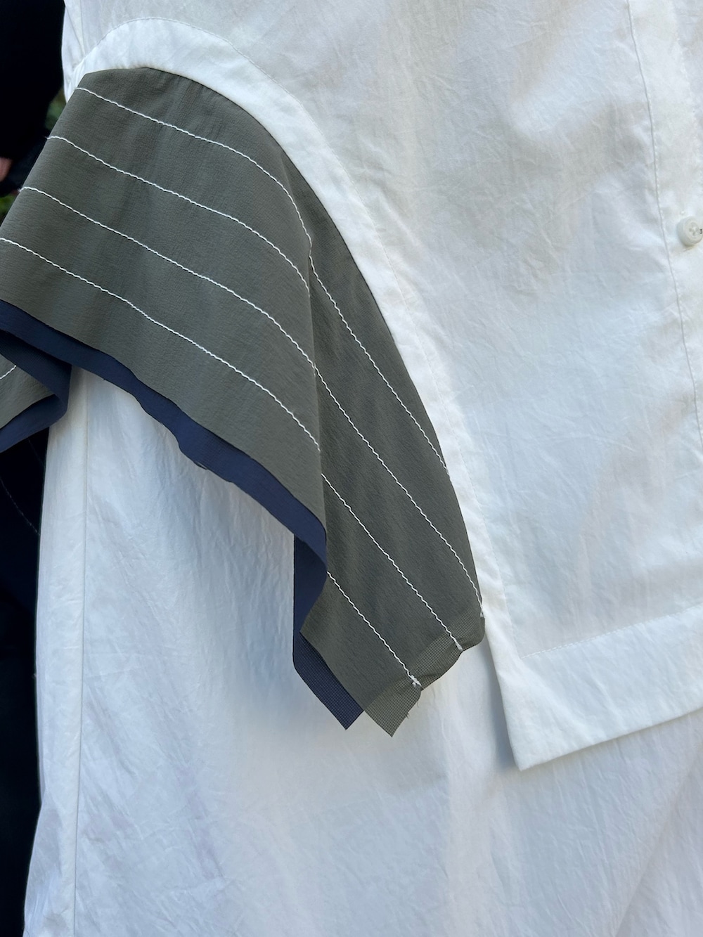 その他のシャツワンピース、ブラック系のカーディガン/ボレロ、ブラック系のローファーを着用したレディースの夏コーディネートの4枚目の写真