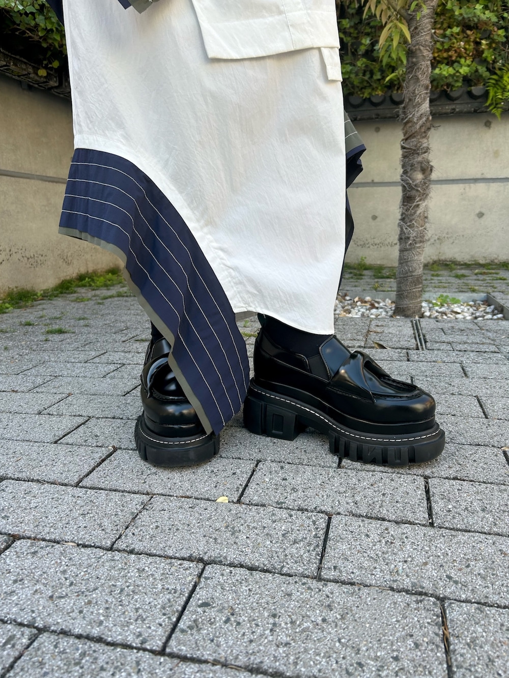 その他のシャツワンピース、ブラック系のカーディガン/ボレロ、ブラック系のローファーを着用したレディースの夏コーディネートの5枚目の写真