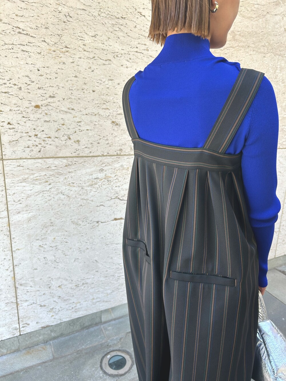 ブラック系のつなぎ/オールインワン、ブルー系のニット/セーターを着用したレディースの春コーディネートの5枚目の写真