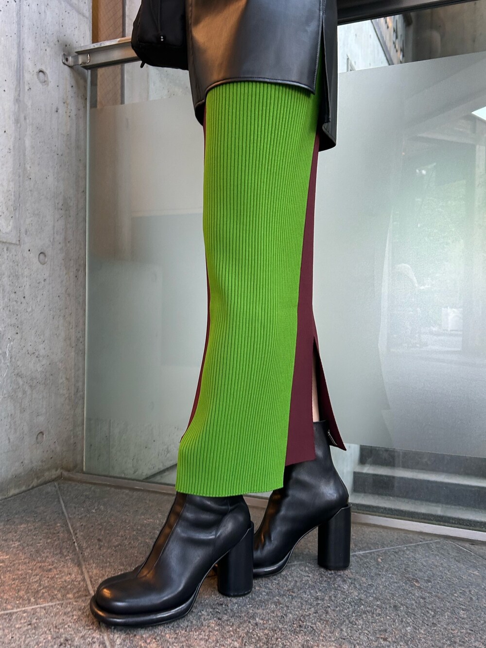 ブラウン系のスカート、ブラック系のTシャツ/カットソー、ブラック系のショルダーバッグを着用したレディースの夏コーディネートの9枚目の写真