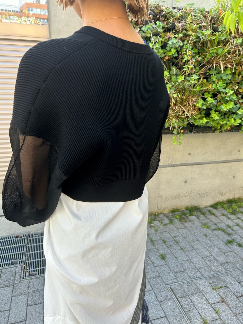 その他のシャツワンピース、ブラック系のカーディガン/ボレロ、ブラック系のローファーを着用したレディースの夏コーディネートの6枚目の写真