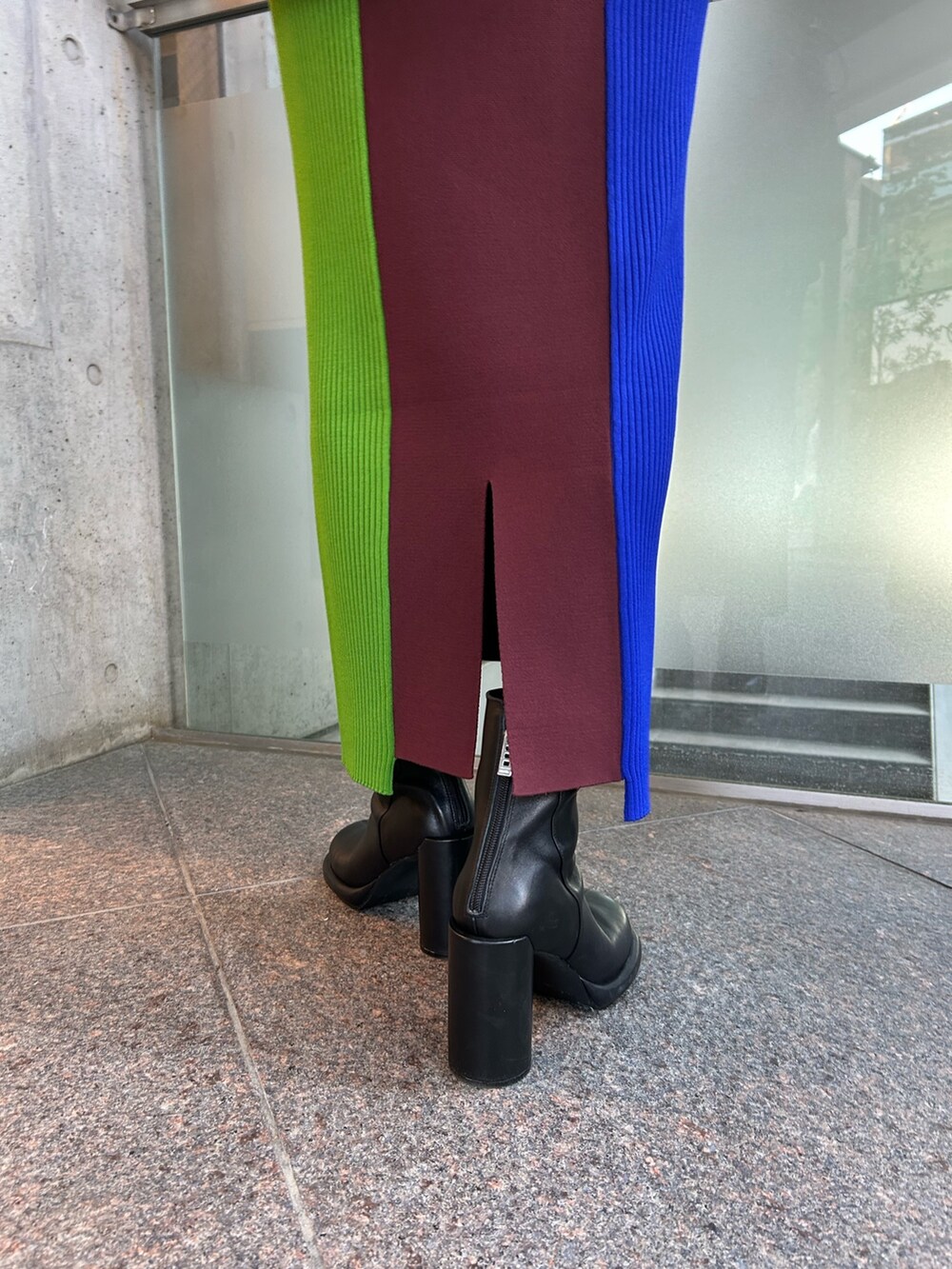 ブラウン系のスカート、ブラック系のTシャツ/カットソー、ブラック系のショルダーバッグを着用したレディースの夏コーディネートの8枚目の写真