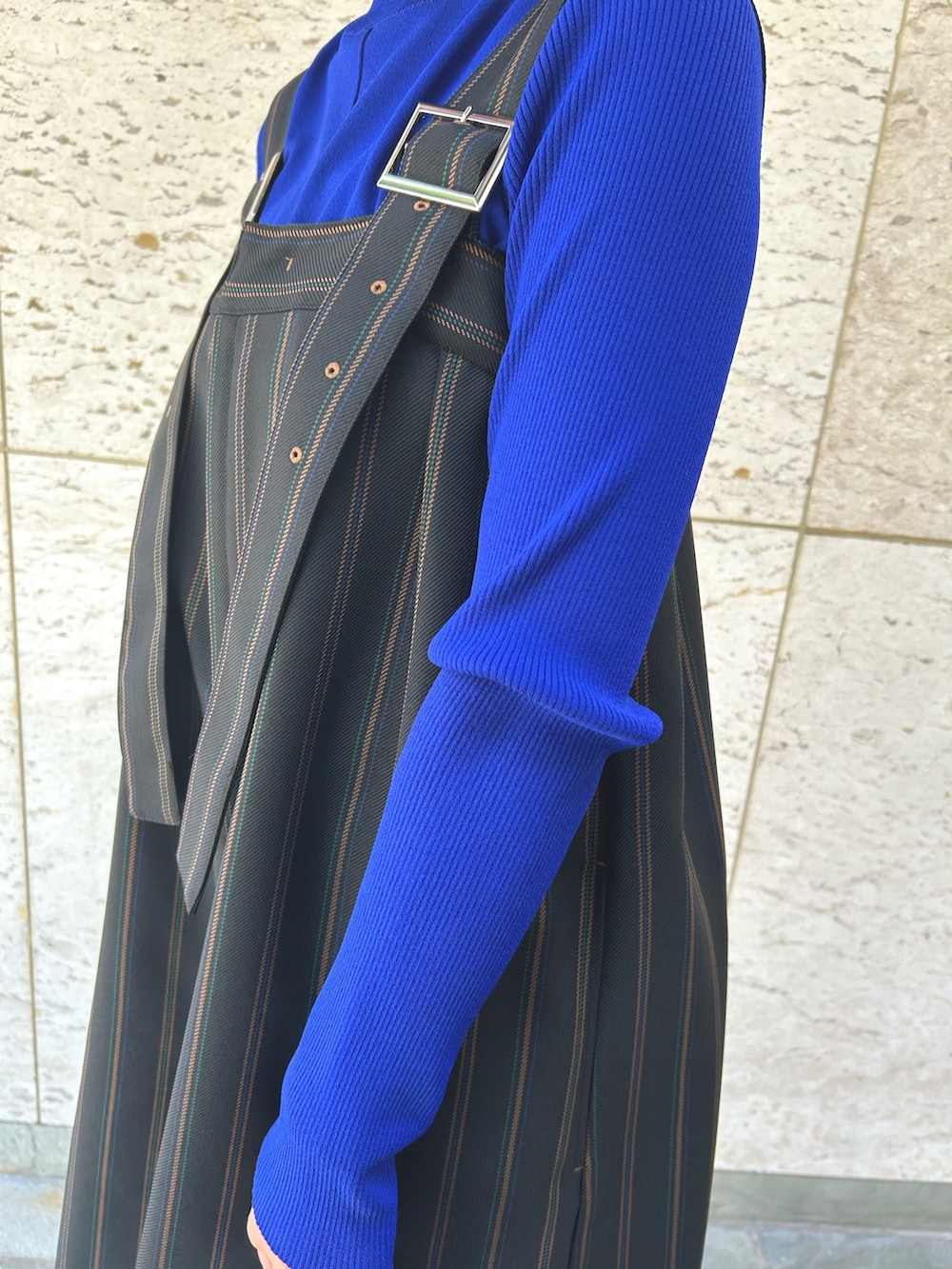 ブラック系のつなぎ/オールインワン、ブルー系のニット/セーターを着用したレディースの春コーディネートの3枚目の写真