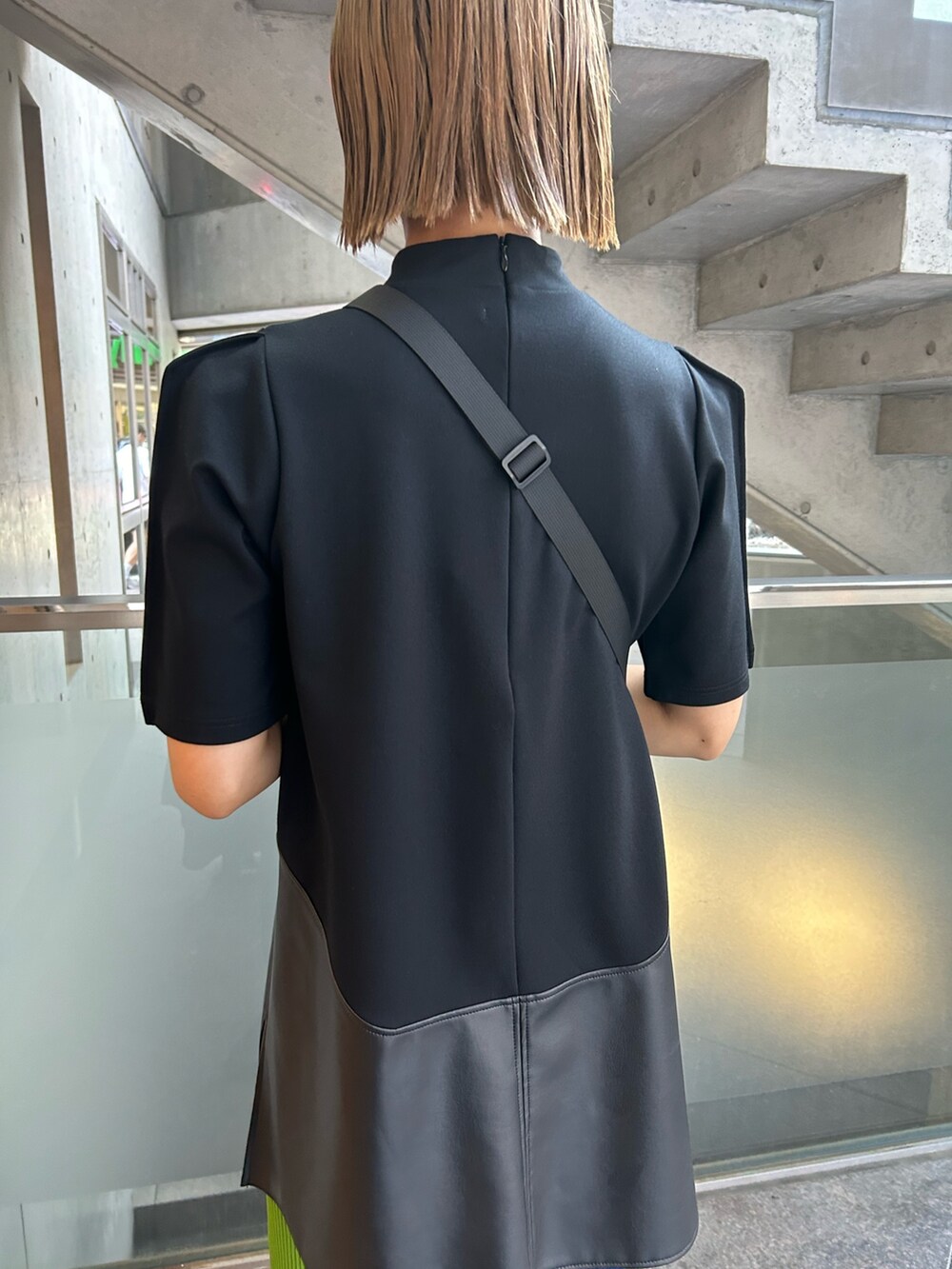 ブラウン系のスカート、ブラック系のTシャツ/カットソー、ブラック系のショルダーバッグを着用したレディースの夏コーディネートの4枚目の写真