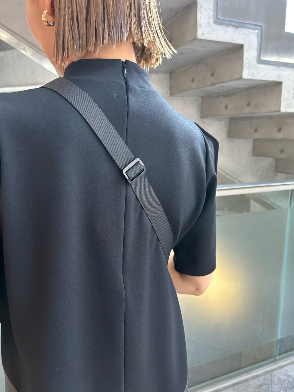 ブラウン系のスカート、ブラック系のTシャツ/カットソー、ブラック系のショルダーバッグを着用したレディースの夏コーディネートの5枚目の写真