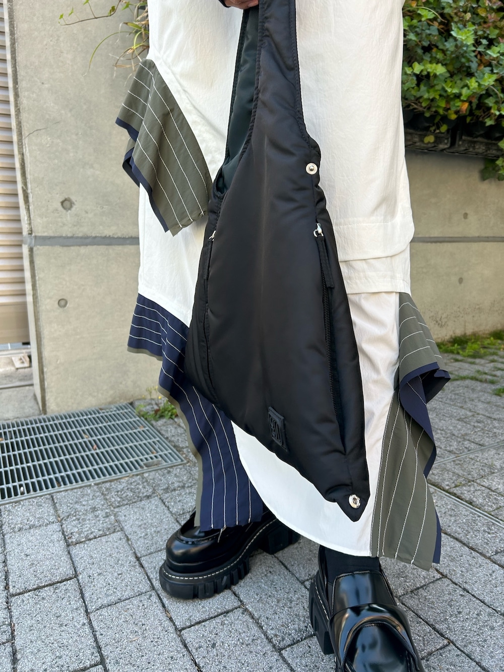 その他のシャツワンピース、ブラック系のカーディガン/ボレロ、ブラック系のローファーを着用したレディースの夏コーディネートの10枚目の写真