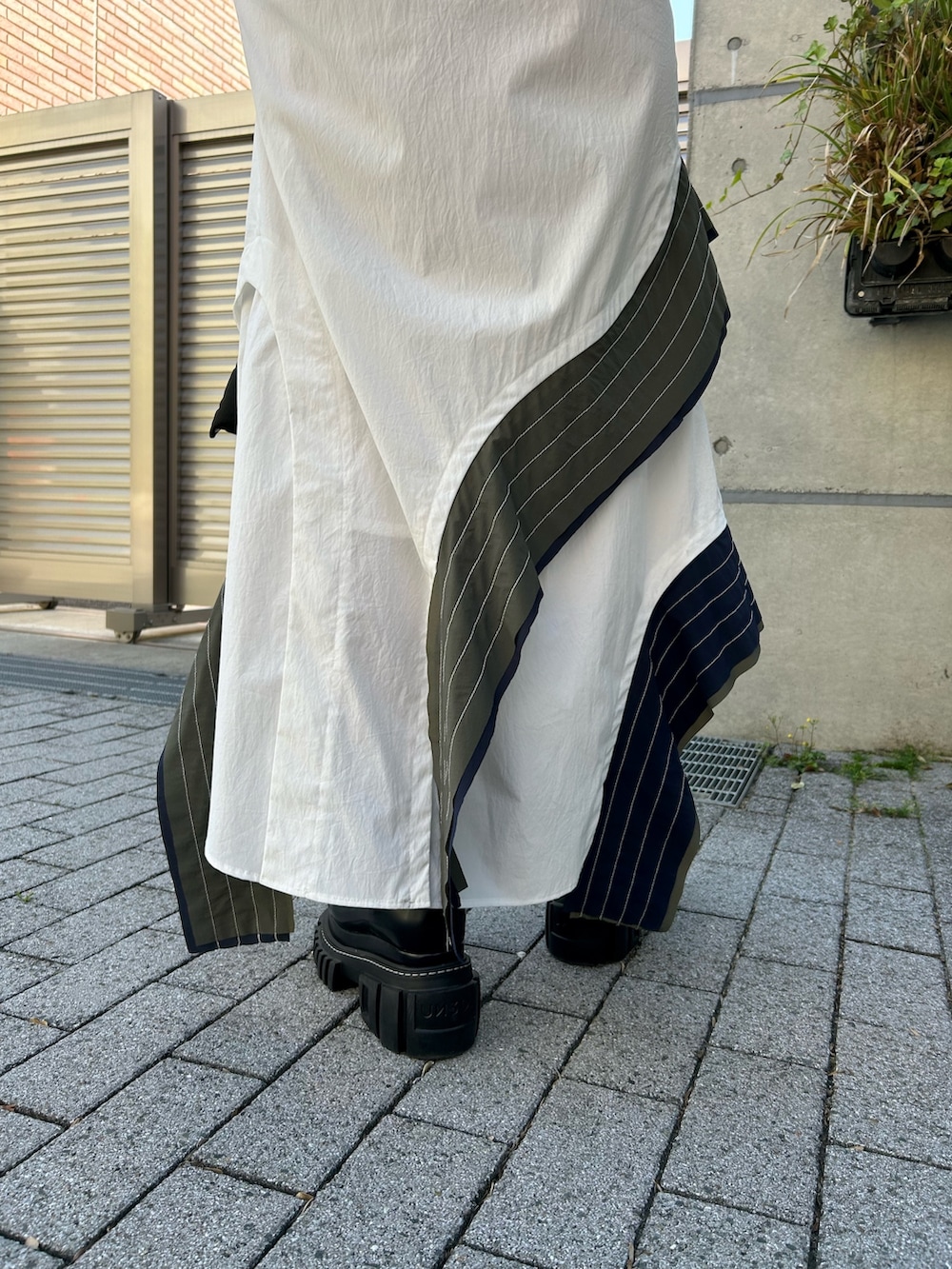 その他のシャツワンピース、ブラック系のカーディガン/ボレロ、ブラック系のローファーを着用したレディースの夏コーディネートの8枚目の写真