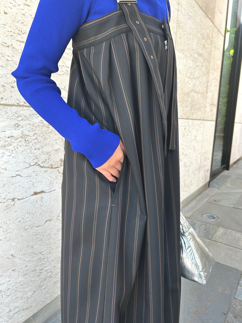 ブラック系のつなぎ/オールインワン、ブルー系のニット/セーターを着用したレディースの春コーディネートの4枚目の写真