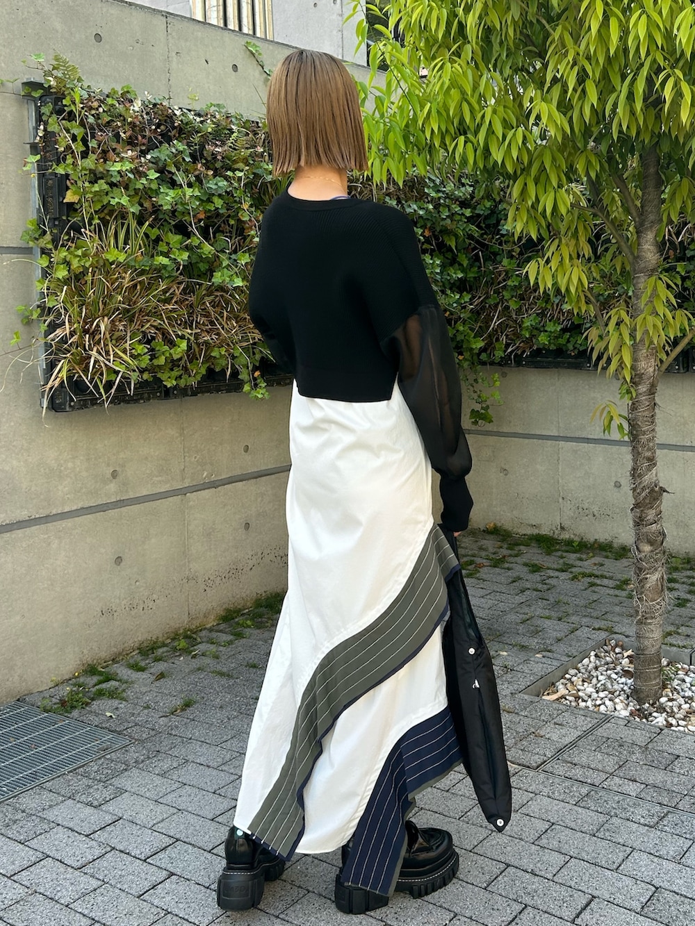 その他のシャツワンピース、ブラック系のカーディガン/ボレロ、ブラック系のローファーを着用したレディースの夏コーディネートの2枚目の写真