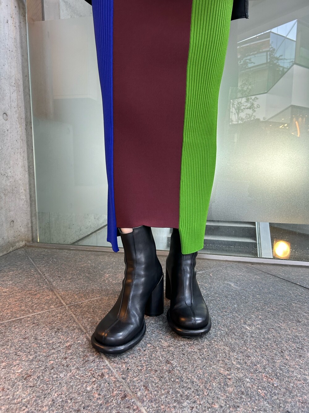 ブラウン系のスカート、ブラック系のTシャツ/カットソー、ブラック系のショルダーバッグを着用したレディースの夏コーディネートの7枚目の写真