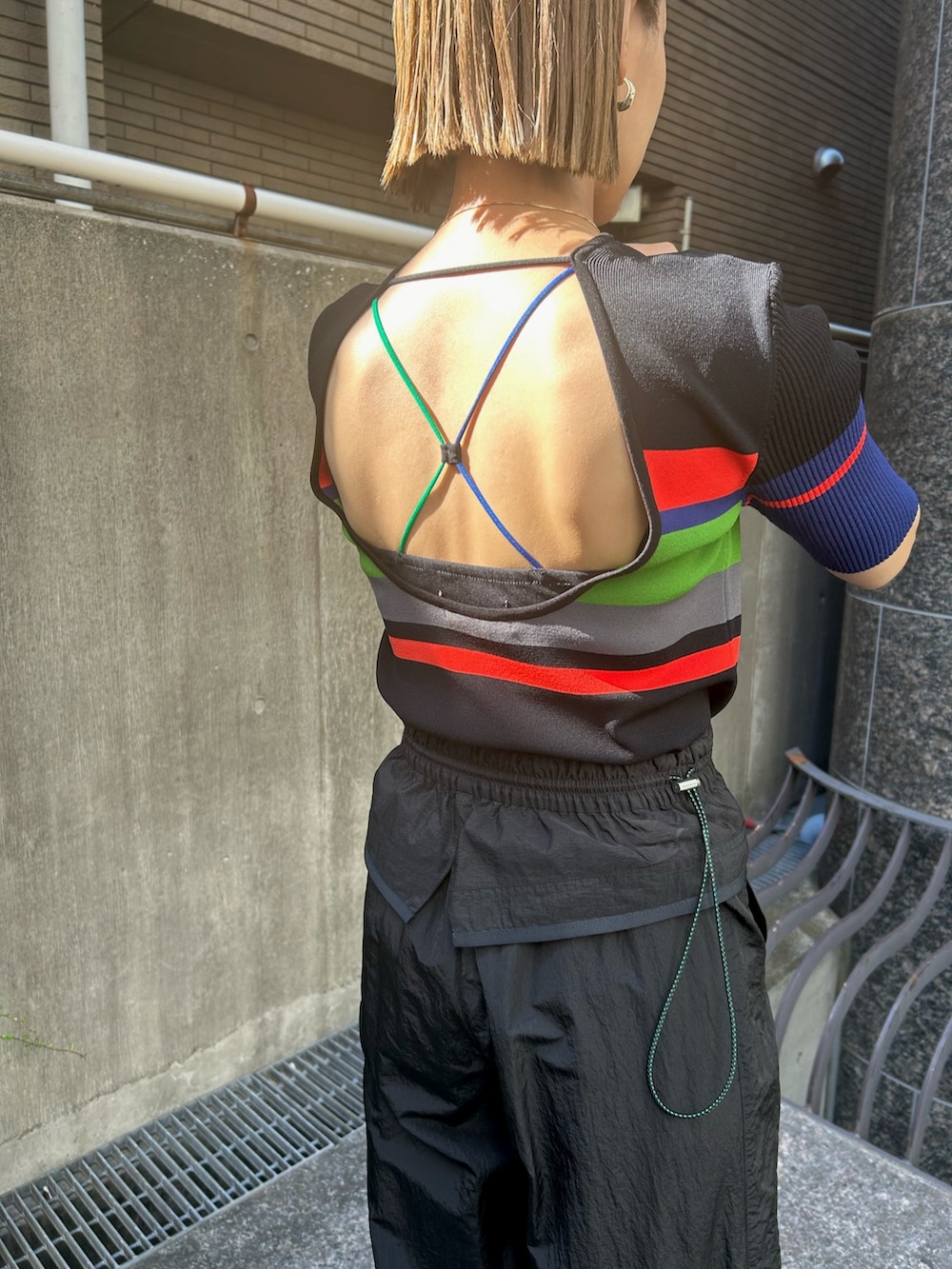 ブラック系のニット/セーター、ブラック系のその他パンツを着用したレディースの夏コーディネートの3枚目の写真