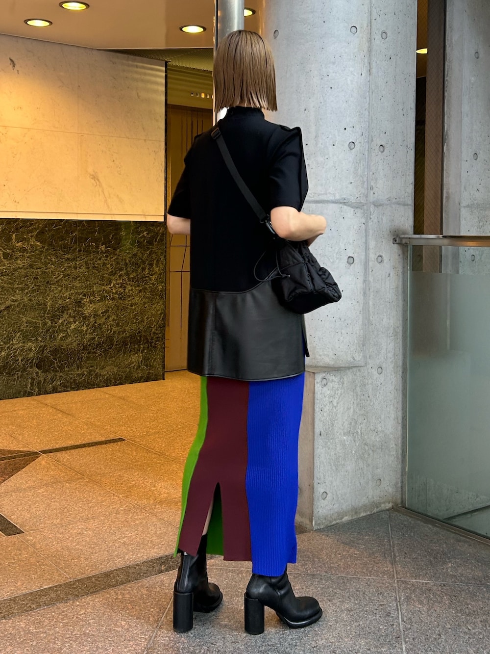 ブラウン系のスカート、ブラック系のTシャツ/カットソー、ブラック系のショルダーバッグを着用したレディースの夏コーディネートの3枚目の写真