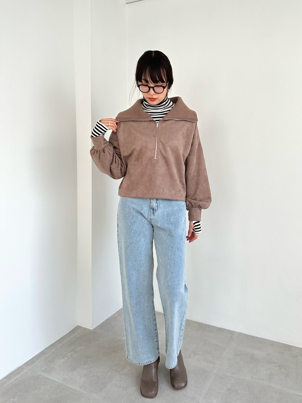 ホワイト系のカーゴパンツ、ブラウン系のTシャツ/カットソー、ホワイト系のニット/セーターを着用したレディースの秋コーディネートの3枚目の写真