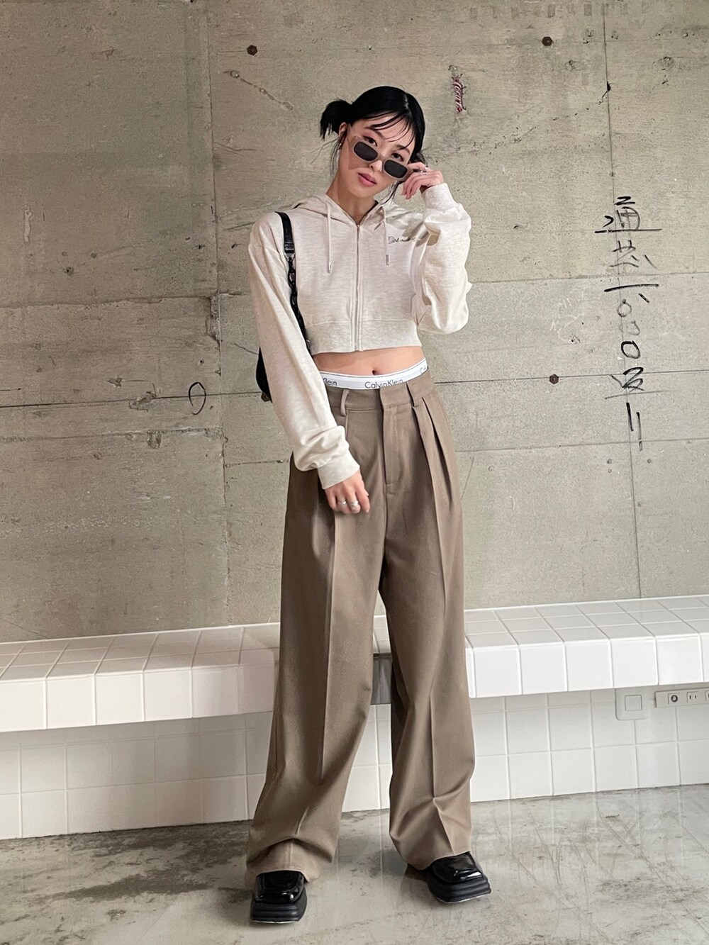 「春服デビュー宣言、レイヤードスタイル、淡色コーデ、プチプラ、ストリート、ローファー、春服みてみて、スウェット、スラックス、オトナカジュアル、韓国ファッション、韓国ストリート、ワントーンコーデ、パーカー、スクエアトゥ」｜「EPIMI E'PIMMYのツータックワイドスラックス（スラックス、ブラウン系）」を使った、EPIMI ÉPIMMYさん（レディース・163cm）の春コーディネートの2枚目の写真