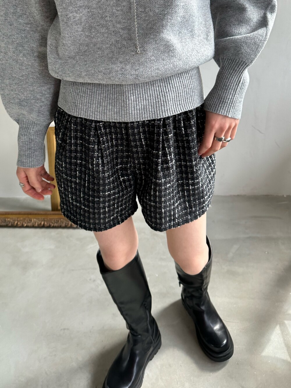 「ライブコーデ、参戦服、セットアップ、モノトーン、プチプラ、ツイードジャケット、ツイードパンツ、きれいめカジュアル、ストリート、ブーツ、レイヤードスタイル、冬コーデ、ニット、休日スタイル、バケットハット」｜「EPIMI E'PIMMYの《set up対応》ツイードショートパンツ（その他パンツ、ブラック系）」を使った、EPIMI ÉPIMMYさん（レディース・159cm）の冬コーディネートの6枚目の写真