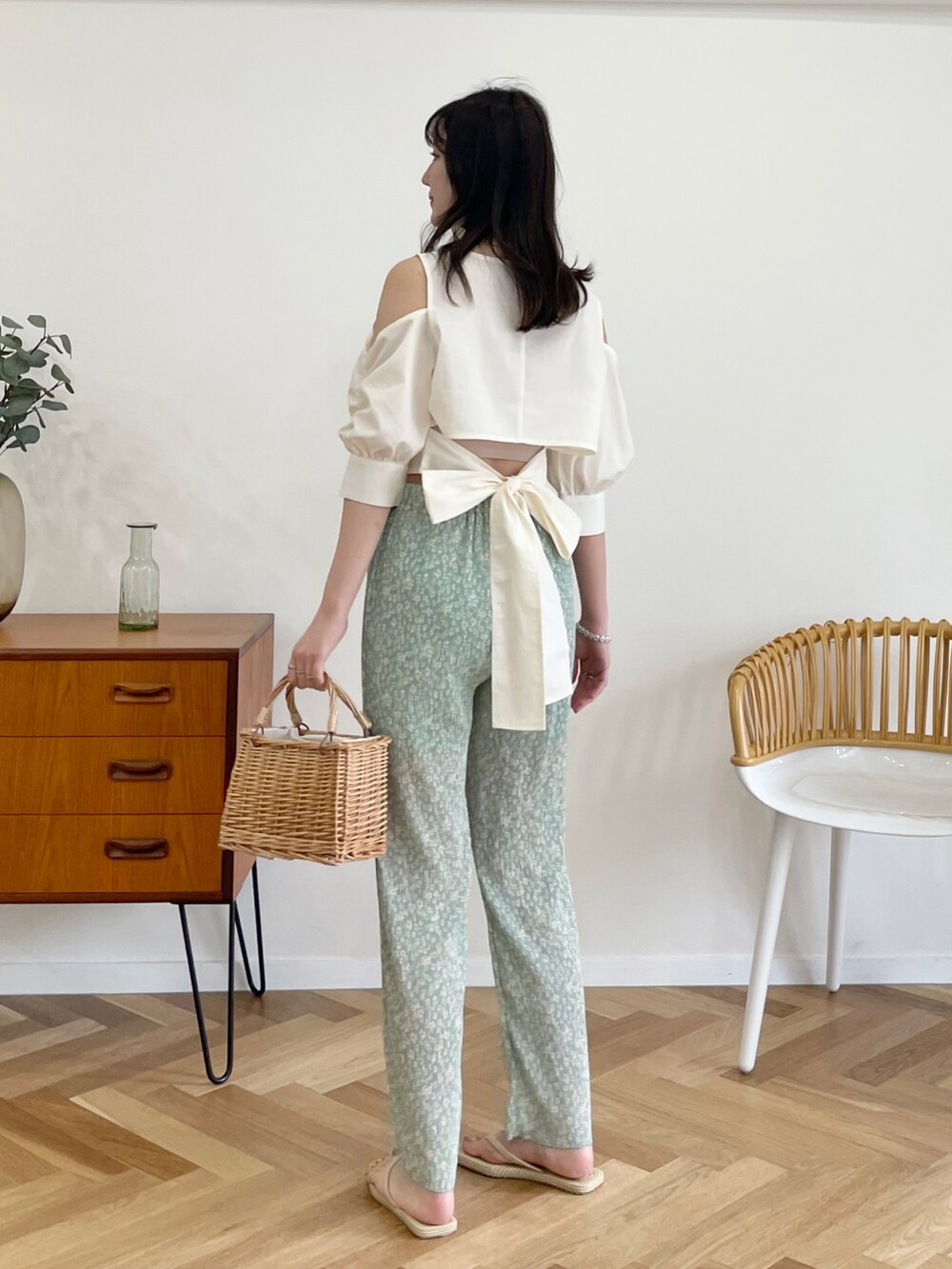 グリーン系のその他パンツ、ホワイト系のシャツ/ブラウス、その他のその他を着用したレディースの春コーディネートの3枚目の写真