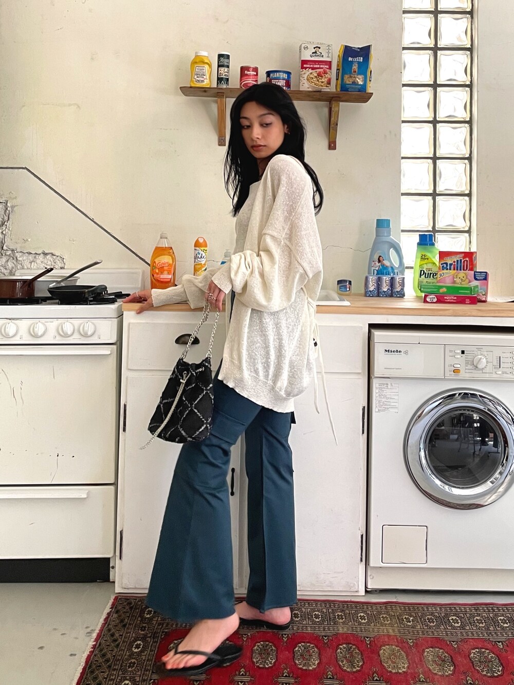 ブルー系のカーゴパンツ、ベージュ系のキャミソール、ピンク系のカーディガン/ボレロを着用したレディースの春コーディネートの2枚目の写真