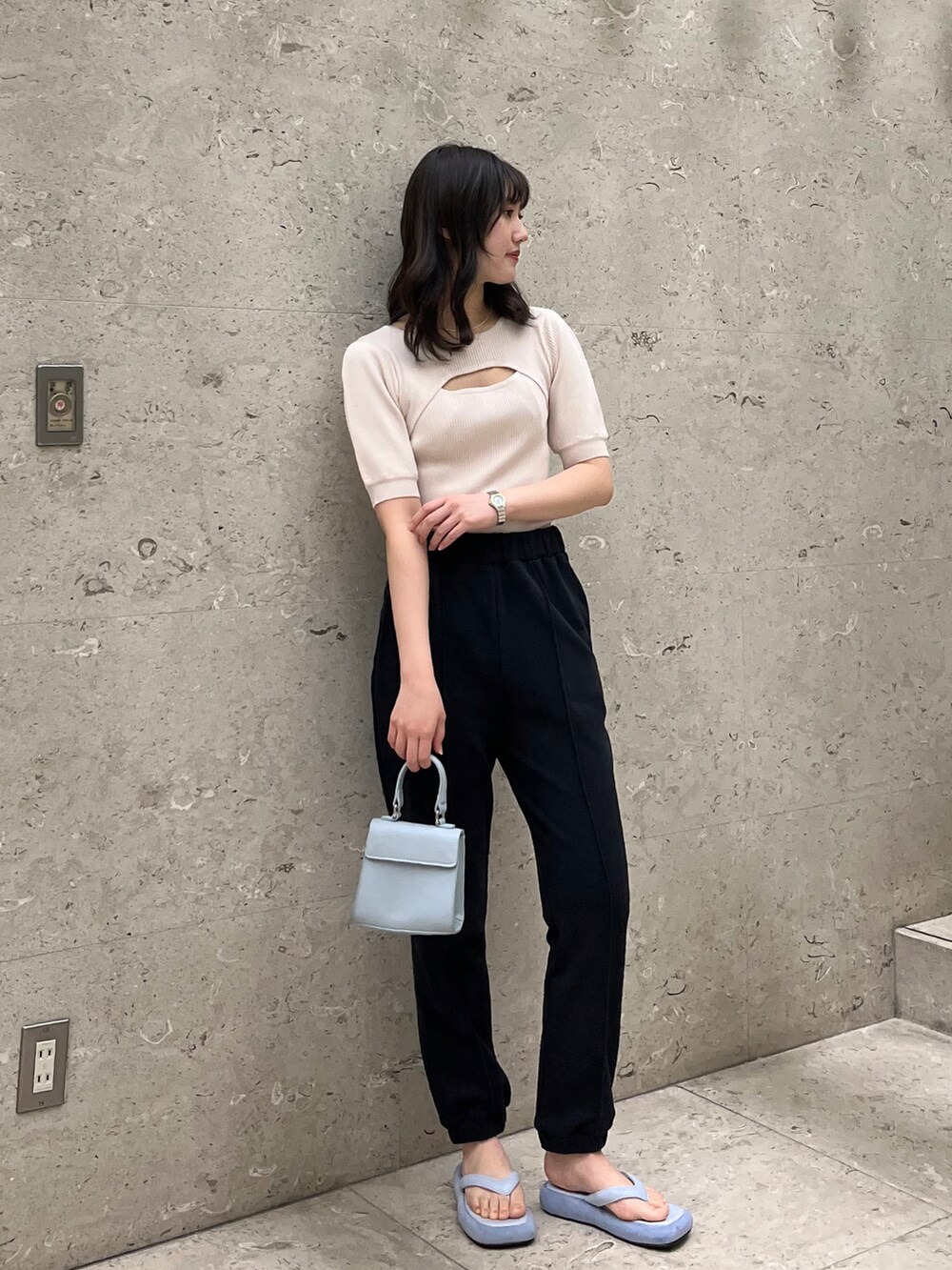 ブラック系のスウェットパンツ、ホワイト系のニット/セーター、その他のその他を着用したレディースの夏コーディネートの2枚目の写真