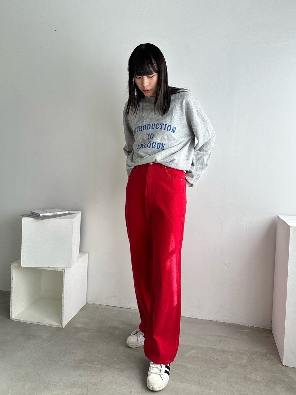 ホワイト系のスニーカー、グレー系のスウェット、その他のその他を着用したレディースの冬コーディネートの2枚目の写真