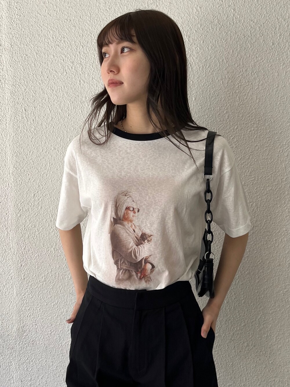 「みんなの白Tフェス、プチプラ、ストリート、ビッグシルエット、フェススタイル、韓国ファッション、ロゴT、お出かけコーデ、夏セールで買いました、スニーカー、夏コーデ、ショートパンツ、Tシャツ、モノトーン、プリントT」｜「EPIMI E'PIMMYのタックチノハーフパンツ（チノパンツ、ブラック系）」を使った、EPIMI ÉPIMMYさん（レディース・164cm）の夏コーディネートの2枚目の写真