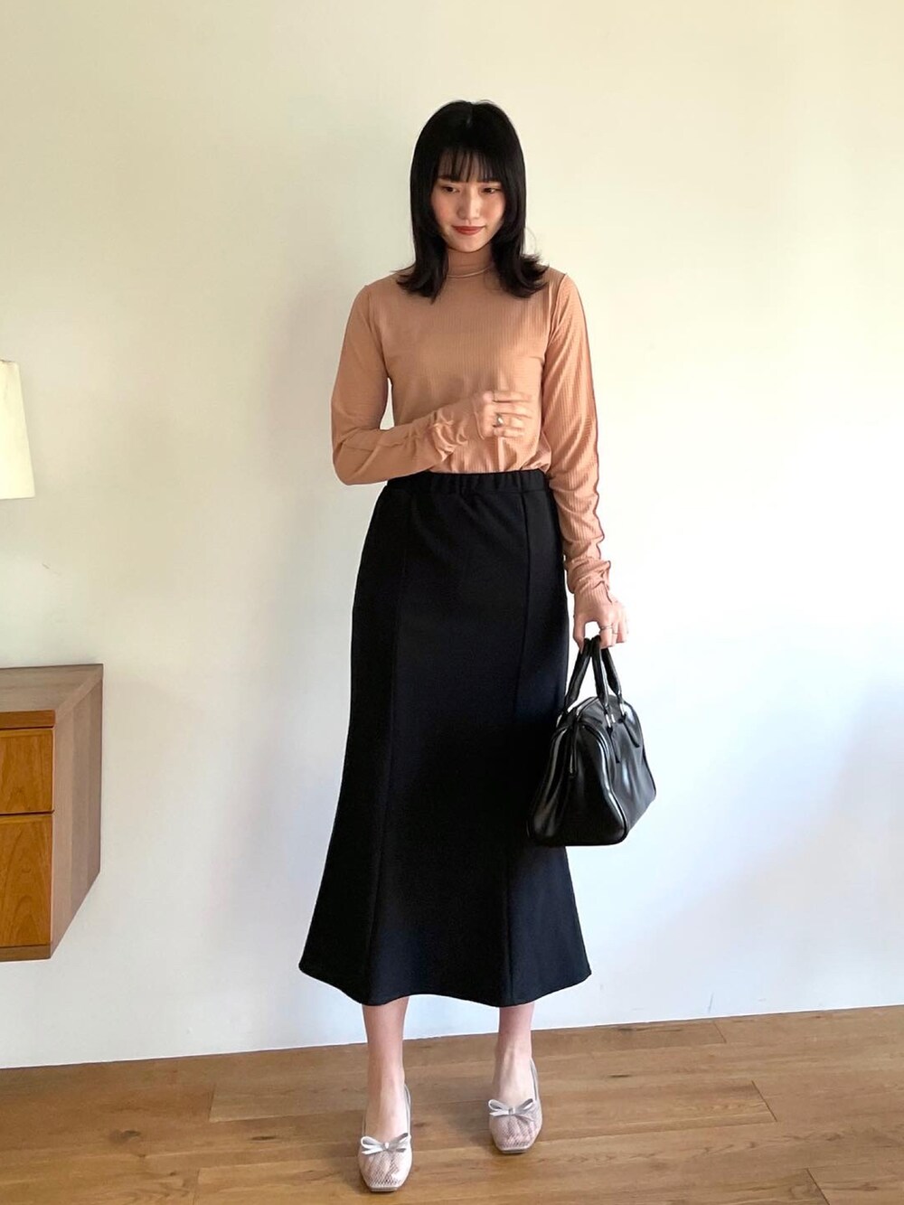 ブラック系のスカート、ブラック系のスウェット、その他のその他を着用したレディースの冬コーディネートの2枚目の写真