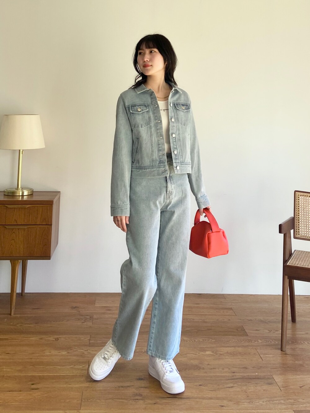 シルバー系のバレエシューズ、ブラック系のデニムジャケット、イエロー系のTシャツ/カットソーを着用したレディースの春コーディネートの2枚目の写真