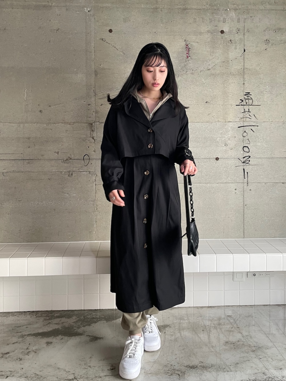 「プチプラ、韓国ファッション、ロゴスウェット、厚底シューズ、シンプルコーデ、パンツスタイル、休日スタイル、カジュアル、セットアップ、パーカー、スウェットパンツ、ワントーンコーデ、ヘッドホン、ストリート、韓国ストリート」｜「EPIMI E'PIMMYの〈Set upにも〉Girl crushスウェットパンツ（スウェットパンツ、グリーン系）」を使った、EPIMI ÉPIMMYさん（レディース・163cm）の冬コーディネートの5枚目の写真