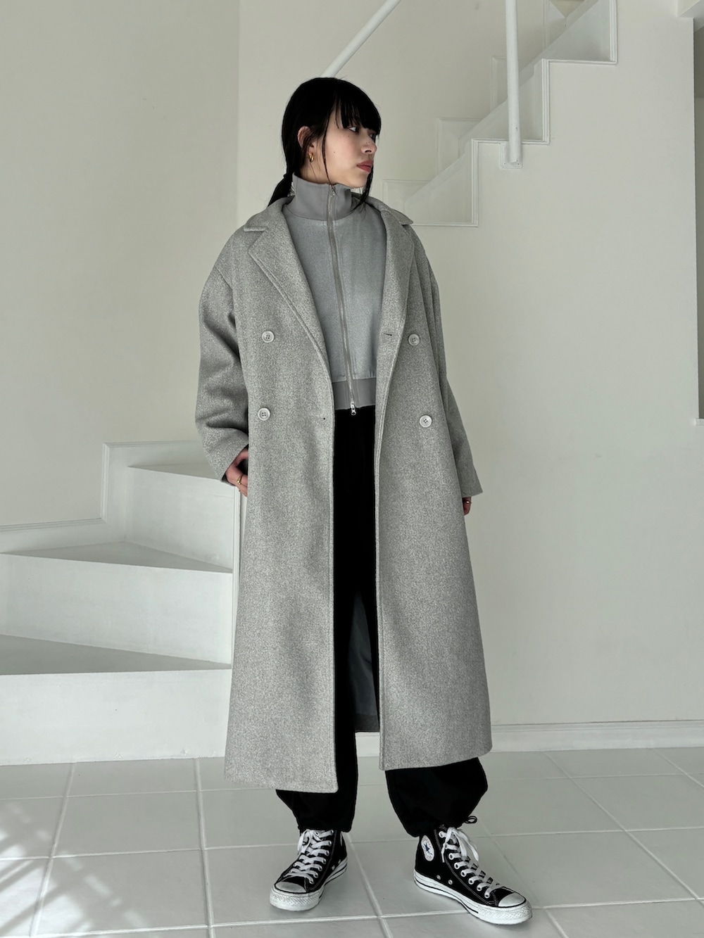 ブラック系のカーゴパンツ、グレー系のその他アウター、グレー系のチェスターコートを着用したレディースの冬コーディネートの2枚目の写真