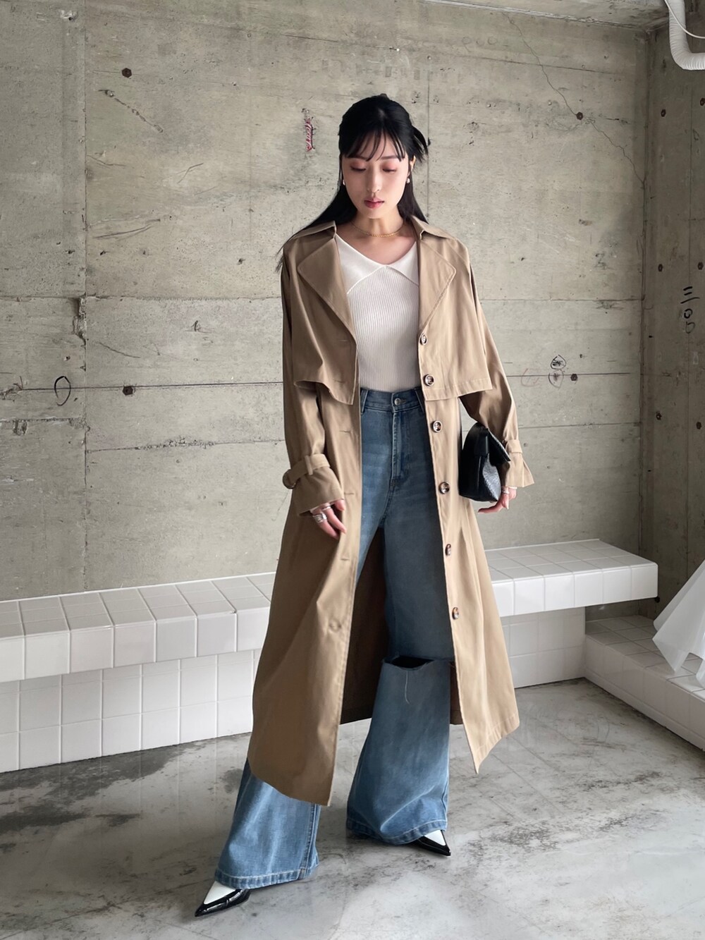 「春服デビュー宣言、ジャケット、レイヤードスタイル、シンプルコーデ、きれいめカジュアル、春アウター、ストリート、春服みてみて、休日スタイル、韓国ファッション、韓国ストリート、ダメージデニムパンツ、ショートトレンチ、デニム、いまどきジャケット写真」｜「EPIMI E'PIMMYの二―ダメージワイドストレートデニム（デニムパンツ、ブルー系）」を使った、EPIMI ÉPIMMYさん（レディース・163cm）の春コーディネートの3枚目の写真