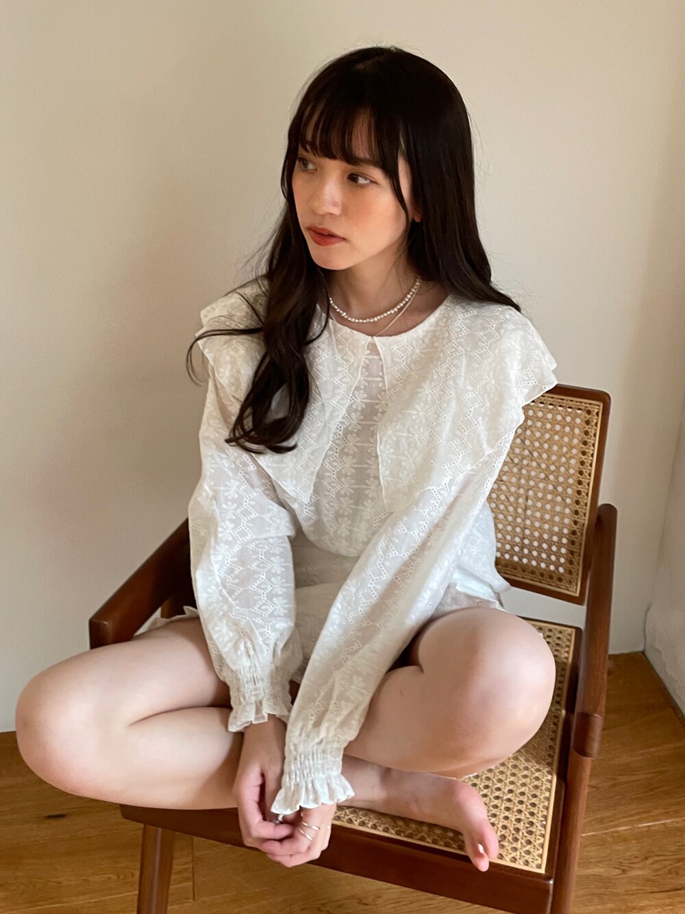 「私の推しブランド、ビッグカラー、モード、韓国ファッション、プチプラ、モノトーン、ワントーンコーデ、レイヤードスタイル、モード系女子、コンバース、プチプラコーデ、ショートパンツ、ニットショーパン、ニットショートパンツ、ブラックコーデ」｜「EPIMI E'PIMMYの〈Set upにも〉ビックカラーコットンレースブラウス（シャツ/ブラウス、ベージュ系）」を使った、EPIMI ÉPIMMYさん（レディース・159cm）の冬コーディネートの3枚目の写真