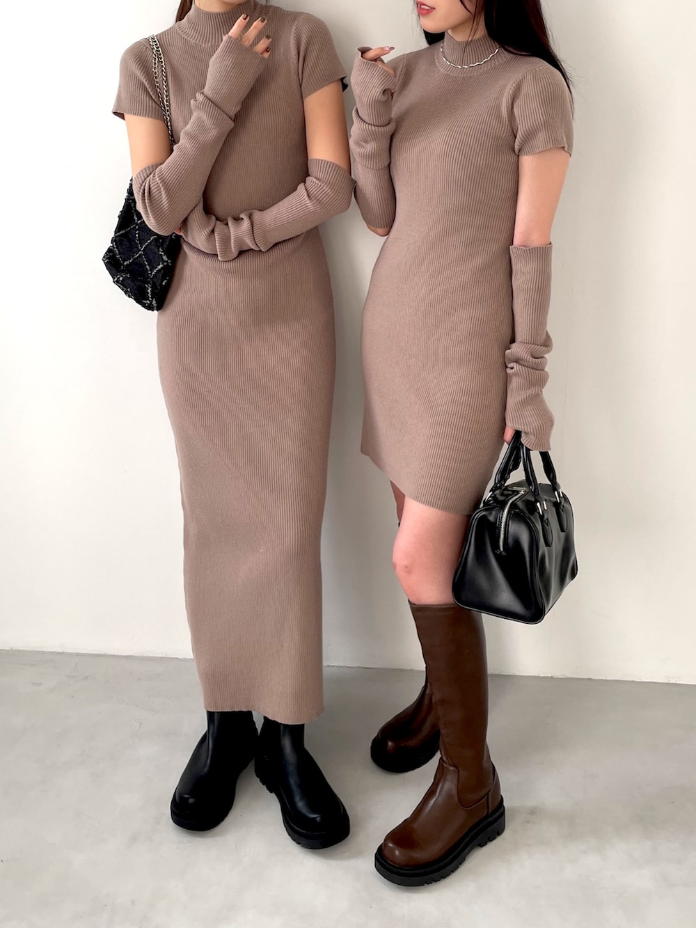 ホワイト系のワンピース、ホワイト系のワンピース、ブラック系のブーツを着用したレディースの秋コーディネートの3枚目の写真