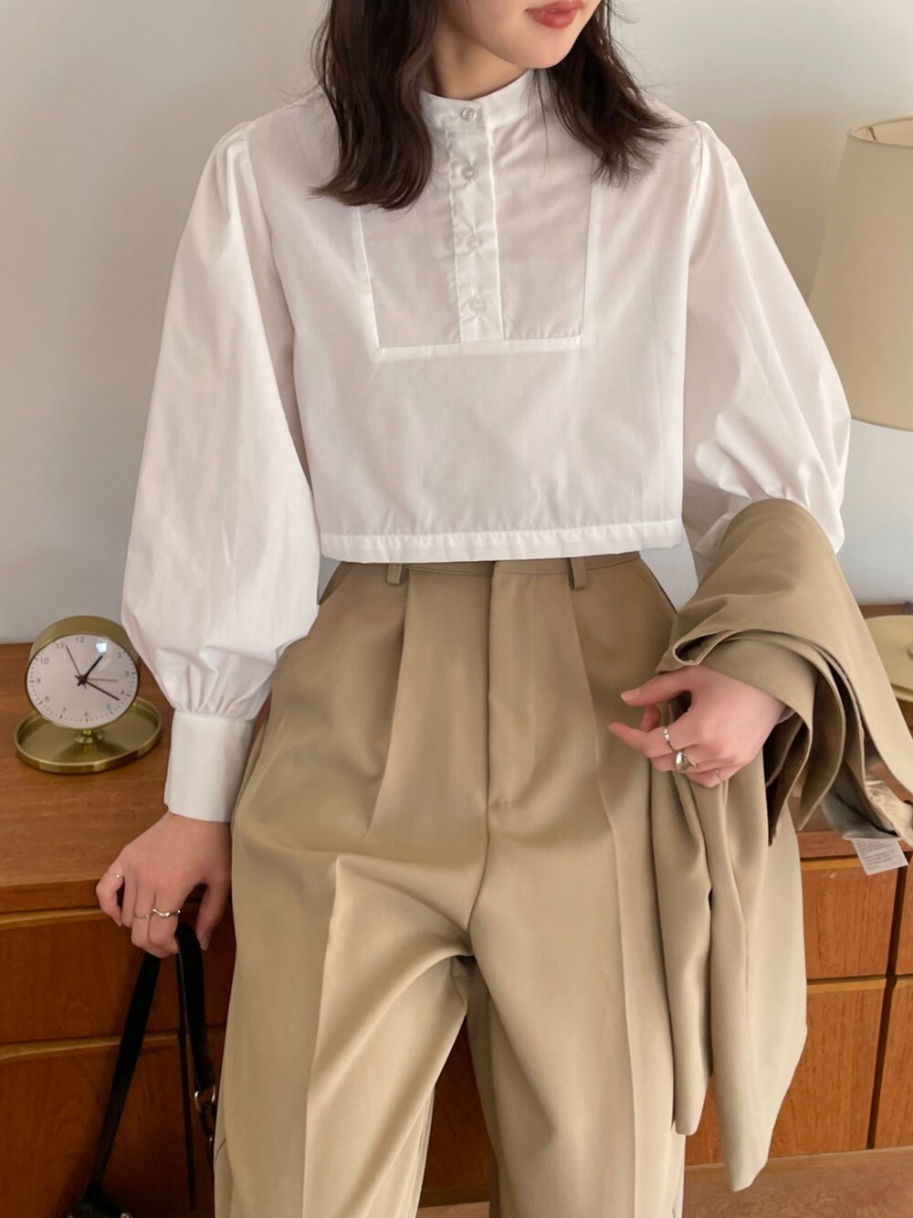 ホワイト系のシャツ/ブラウス、ベージュ系のスラックス、ベージュ系のテーラードジャケットを着用したレディースの夏コーディネートの2枚目の写真
