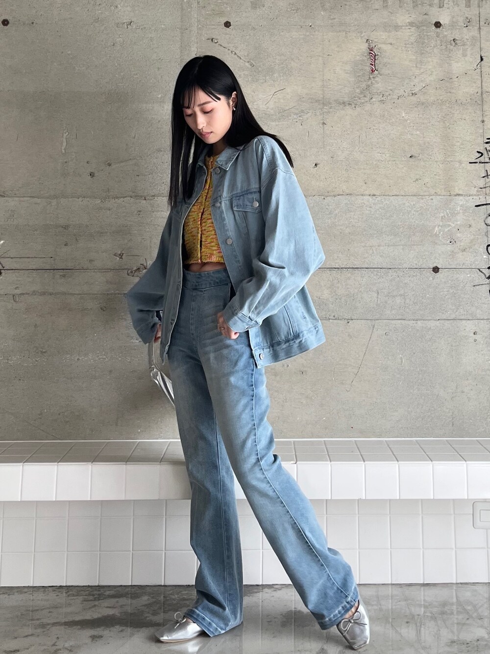 「春服デビュー宣言、レイヤードスタイル、カーディガン、春アウター、ストリート、春服みてみて、デニムジャケット、春コーデ、Gジャン、デニム、デニムオンデニム、韓国ファッション、韓国ストリート、セットアップ、いまどきジャケット写真」|「EPIMI E'PIMMYの〈2Way仕様〉スリムデニムサロペット(サロペット/オーバーオール、ブルー系)」を使った、EPIMI ÉPIMMYさん(レディース・163cm)の春コーディネートの2枚目の写真